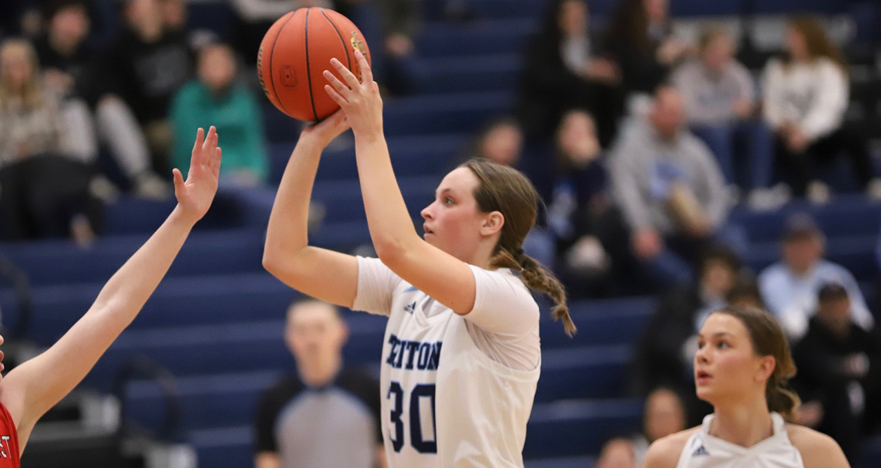 EMily Theiss helped lead Iowa Central past DMACC with 28 points 