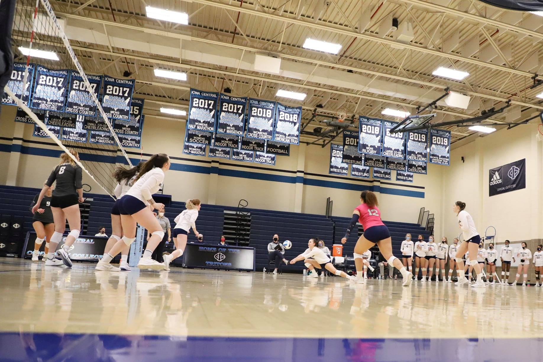 Tritons move to 3-0 with sweep of Bears