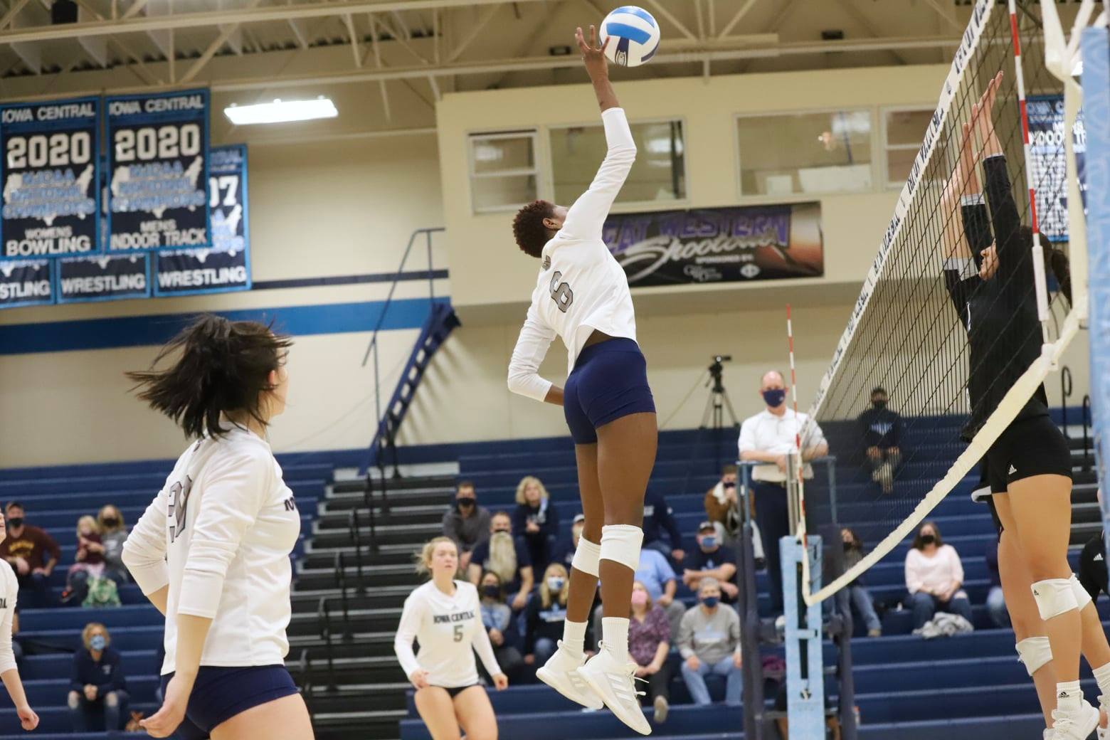 Iowa Central rises up for five-set victory